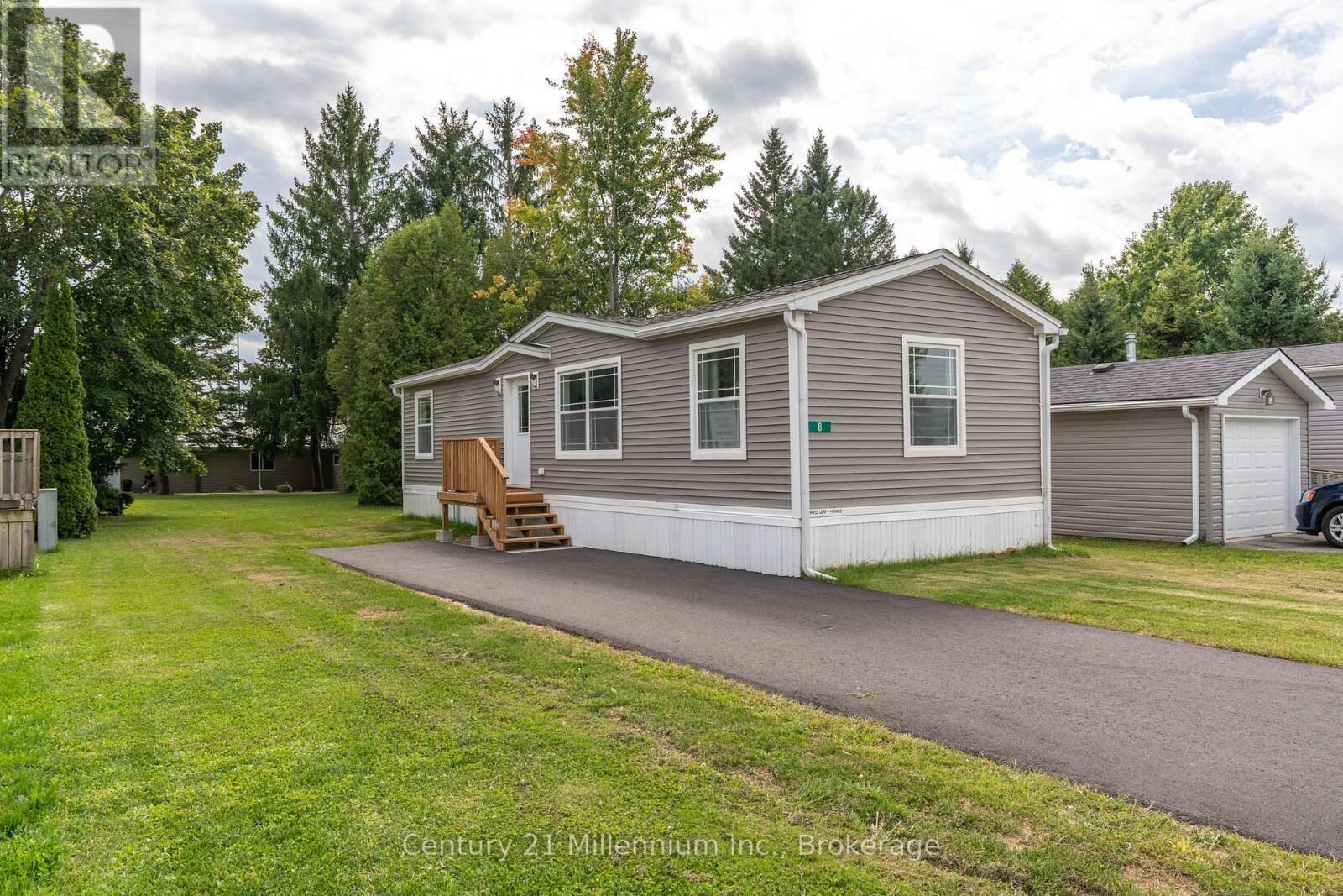 Property Photo: 8 Sussex Square ON N4K 5N5