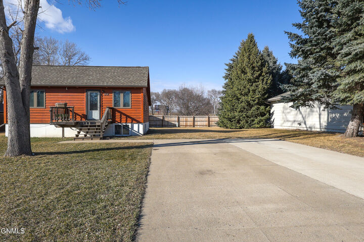 Property Photo:  1714 4th Street NE  ND 58554 