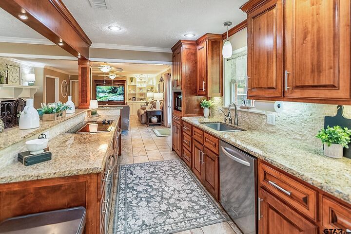 Property Photo: 11 Lambeth Circle TX 75503