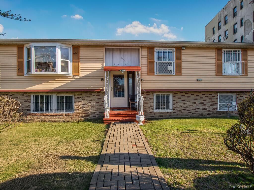 Property Photo:  1510 Boston Road  NY 10460 