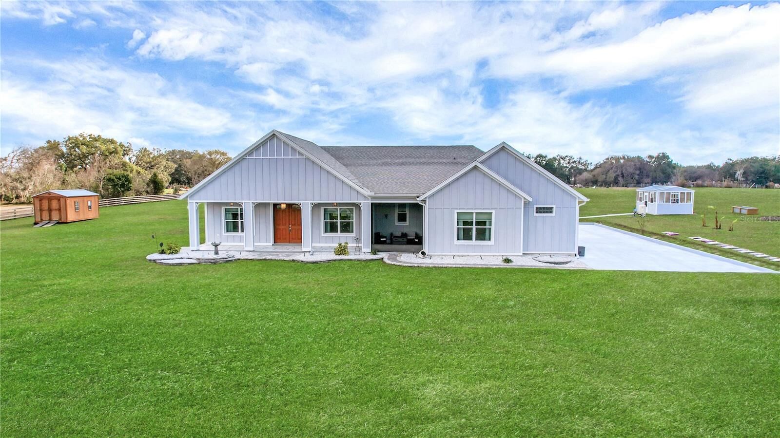 Property Photo:  1679 E County Road 462  FL 34785 