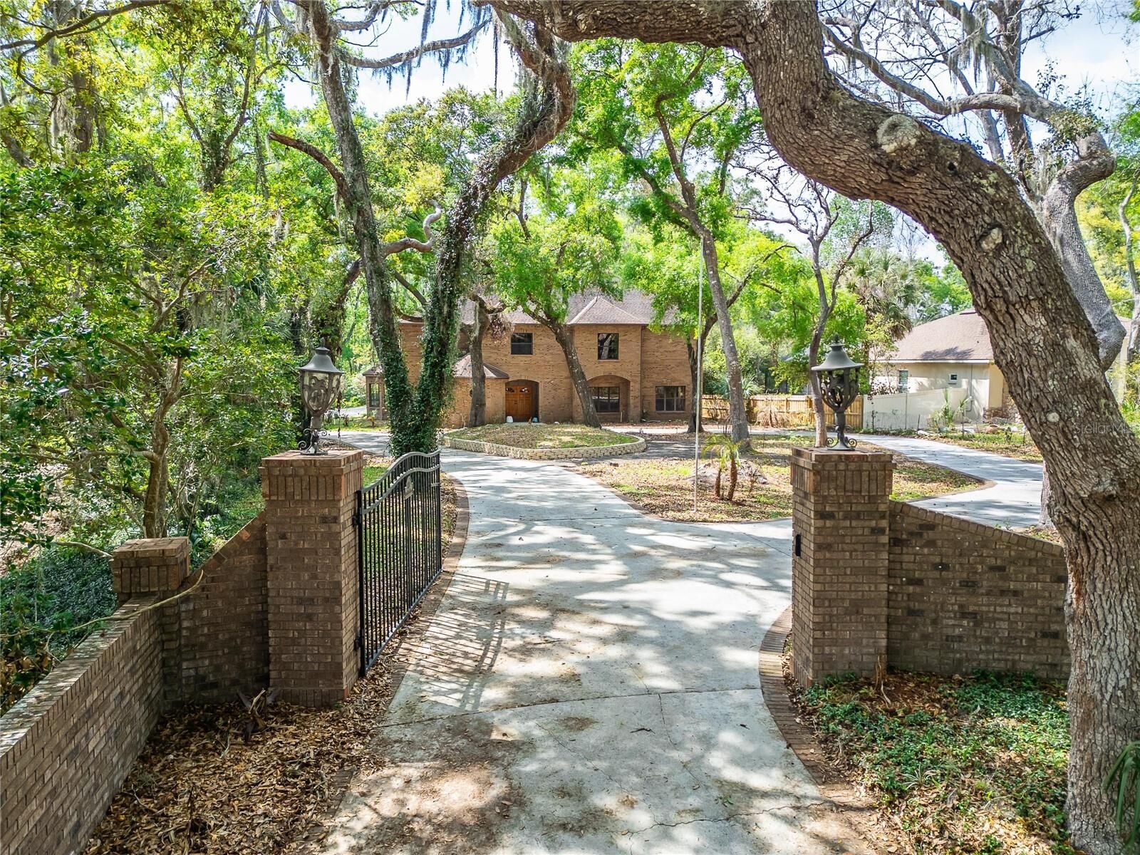 Property Photo:  902 River Rapids Avenue  FL 33511 