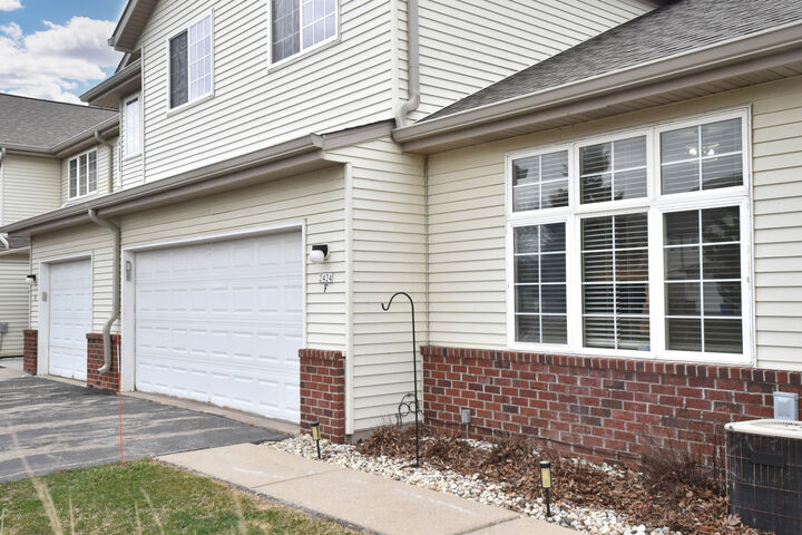 Property Photo:  2424 Fox River Pkwy F  WI 53189 
