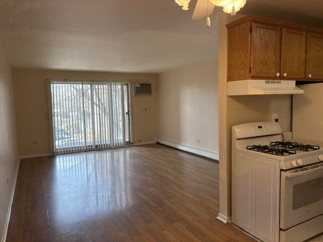 Property Photo: 8901 N Western Avenue 203 IL 60016