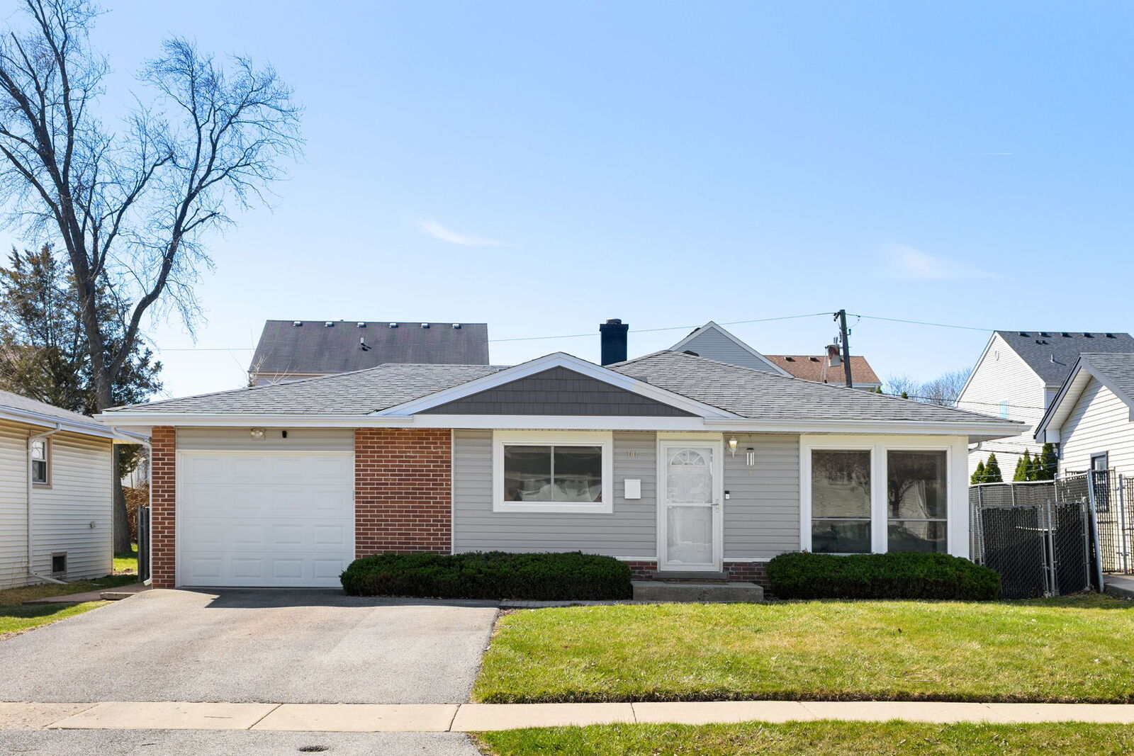 Property Photo:  701 W Lake Park Drive  IL 60101 