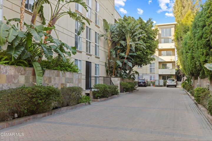 Property Photo: 4949 Genesta Avenue 412 CA 91316