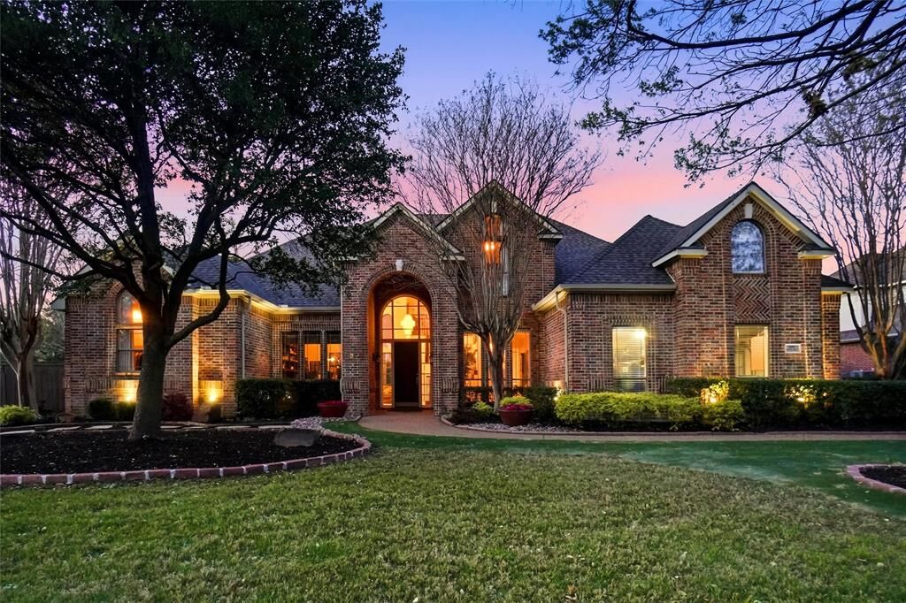 Property Photo: 1001 Hanover Drive TX 76092