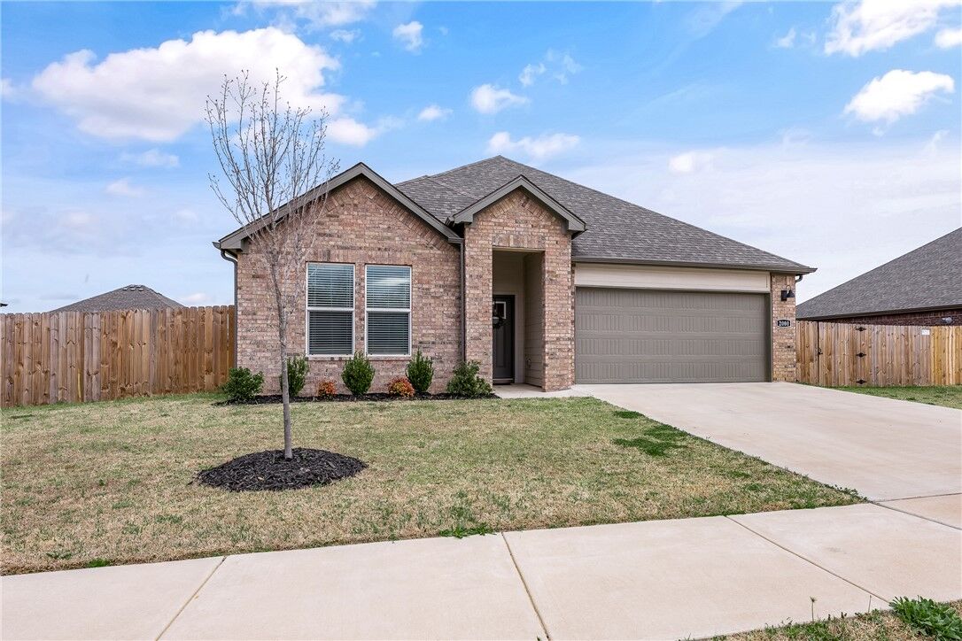 Property Photo:  2000 Hahn Street  AR 72751 
