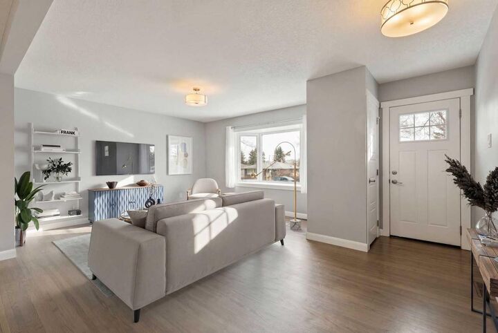 Property Photo:  40 Henefer Road SW  AB T2V 3B4 