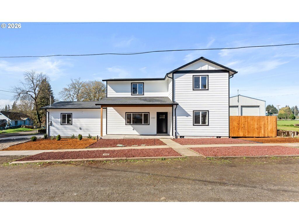 Property Photo:  141 NE D St  OR 97396 