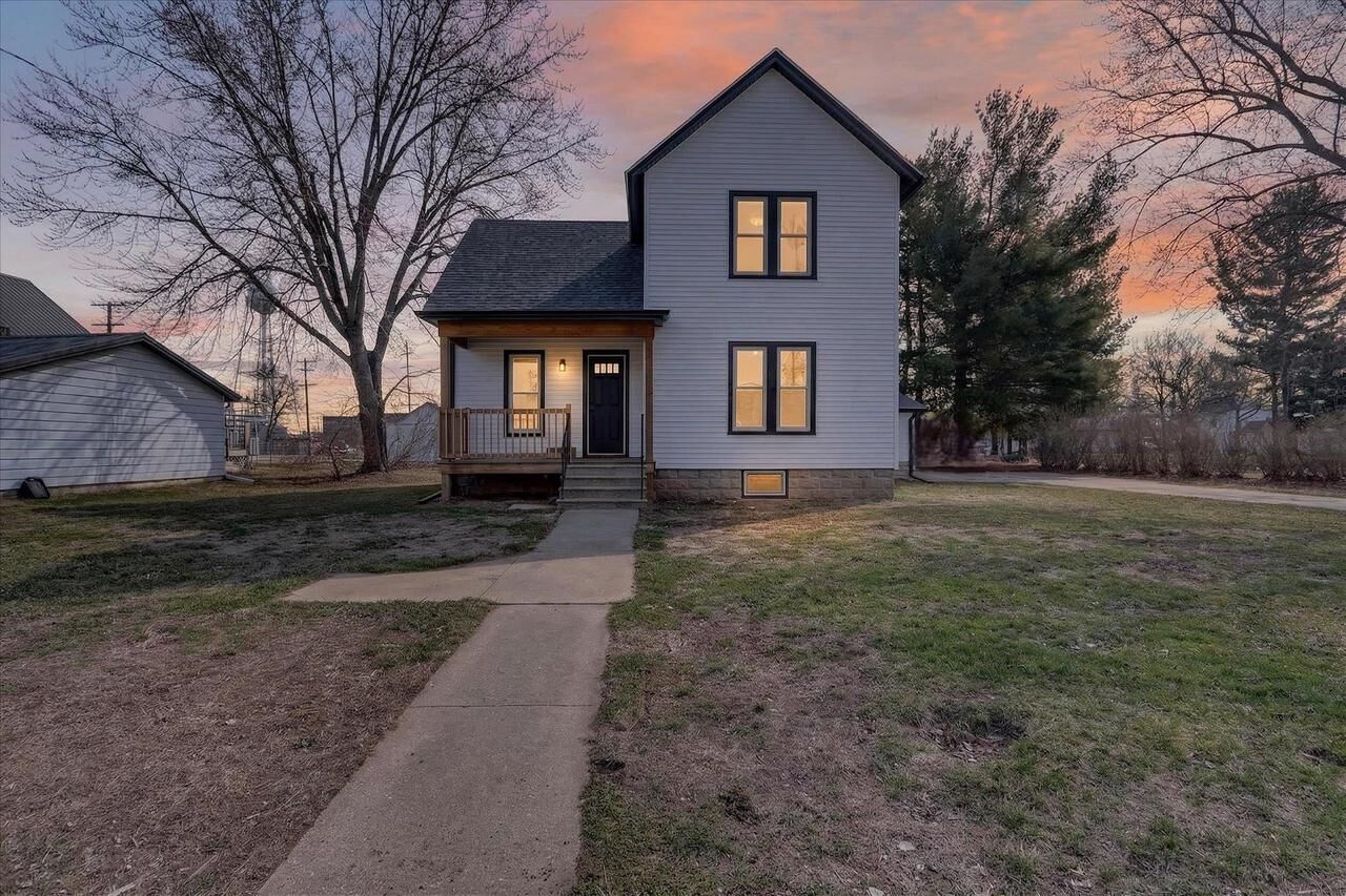 Property Photo:  1104 West 5th Avenue  WI 53520 