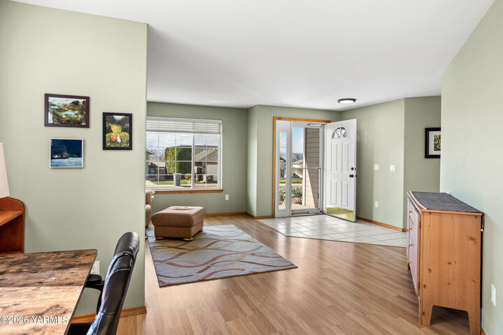 Property Photo: 607 Tumac Dr WA 98901