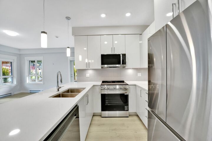 Property Photo: 33886 Pine Street 117 BC V2S 0N9