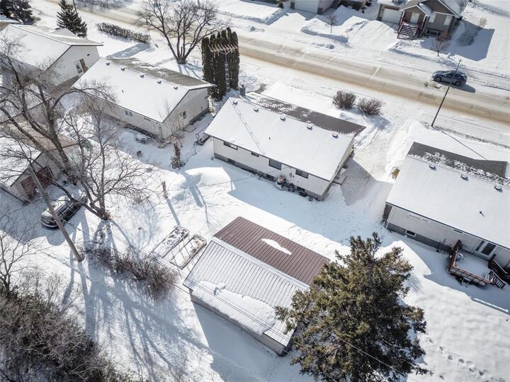 Property Photo:  813 James Avenue  MB R0E 0C0 