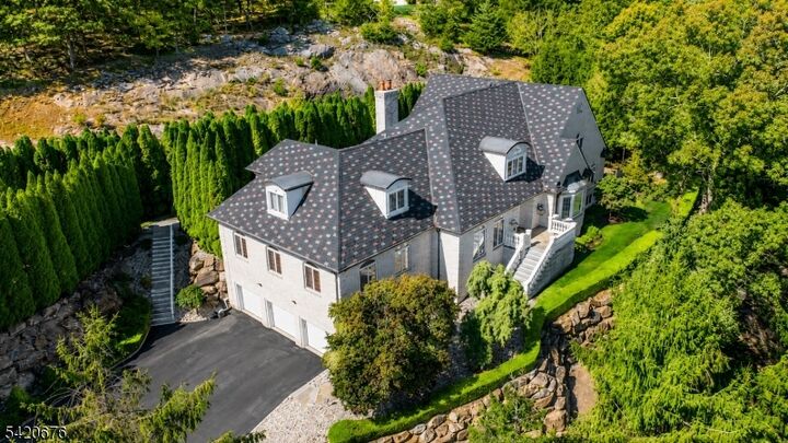 Property Photo:  49 Cherokee Ct  NJ 07871 