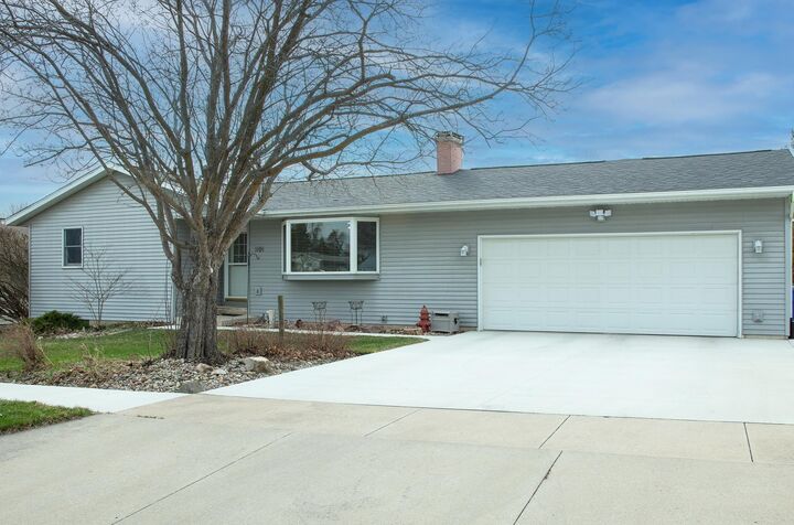 Property Photo:  1101 9th St NW  IA 50677 