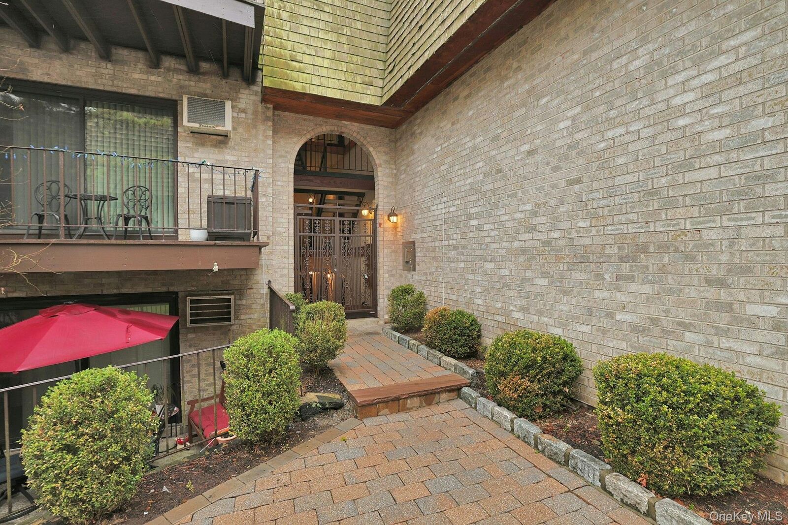 Property Photo:  555 Central Park Avenue 125  NY 10583 