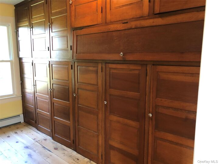 Property Photo:  181 Huguenot Street  NY 12561 