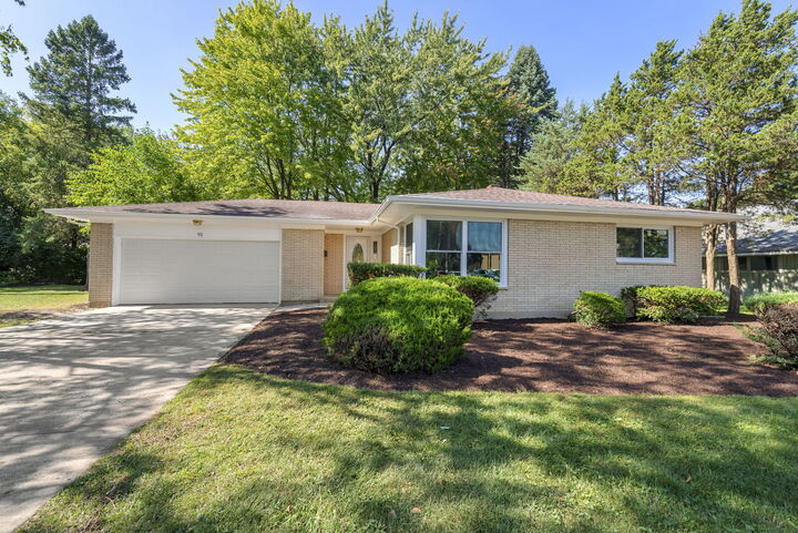 Property Photo:  92 N Airlite Street  IL 60123 