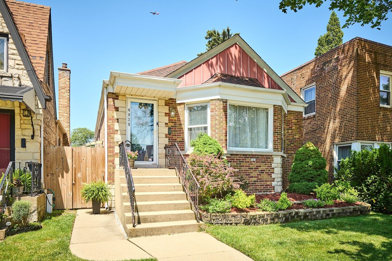 Property Photo: 4828 W Berwyn Avenue IL 60630