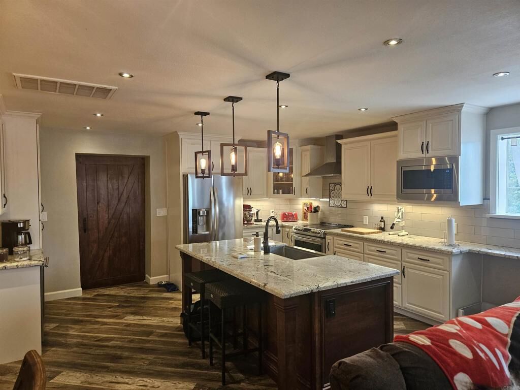 Property Photo: 40275 Avenida Cerrovista CA 92223