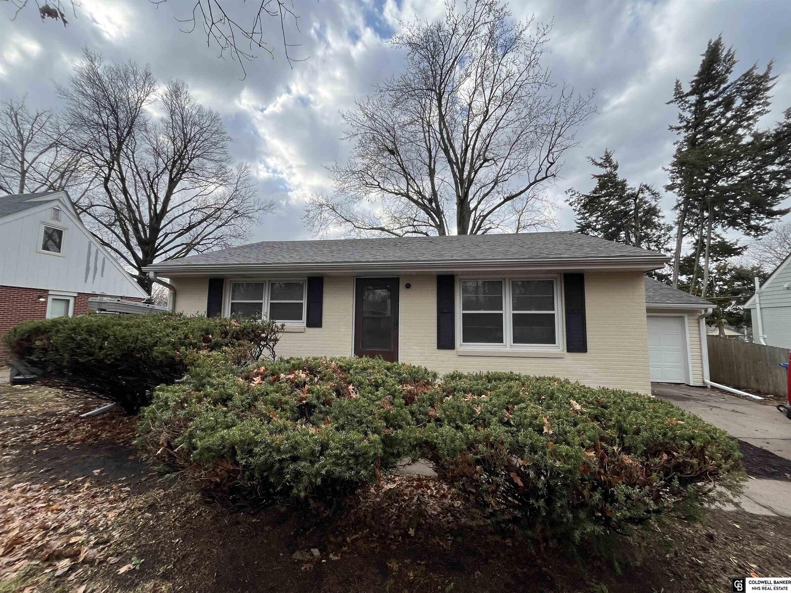 Property Photo: 2419 Kessler Boulevard NE 68502