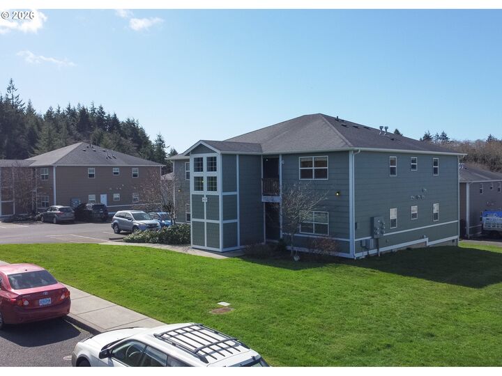 Property Photo:  2037 SE Huckleberry Ave  OR 97146 