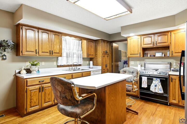 Property Photo:  2320 NE 46th St  KS 66617 