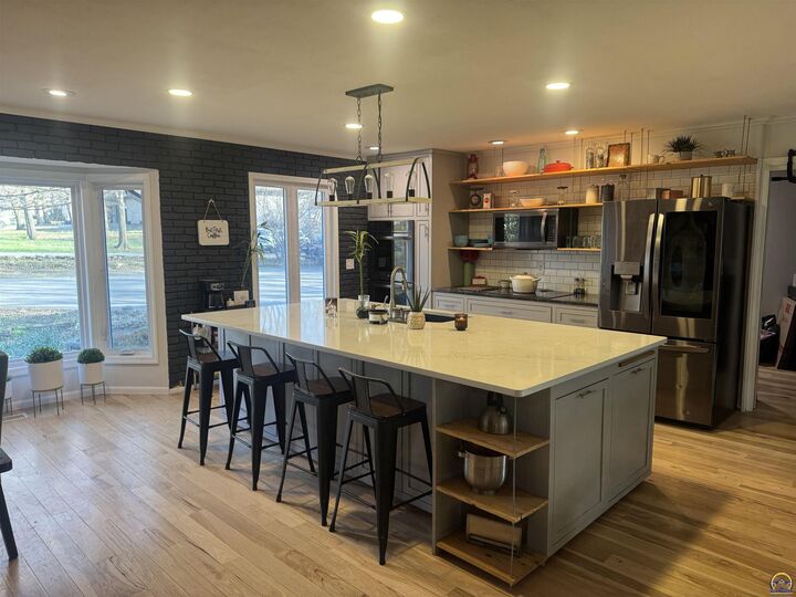 Property Photo:  2331 SE Libra Ave  KS 66605 