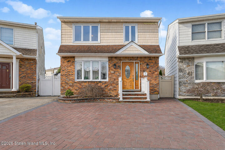 Property Photo:  36 Ashwood Court  NY 10308 