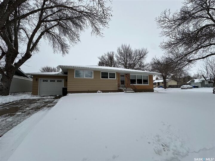 Property Photo:  400 Gallaway Street  SK S4A 0A9 