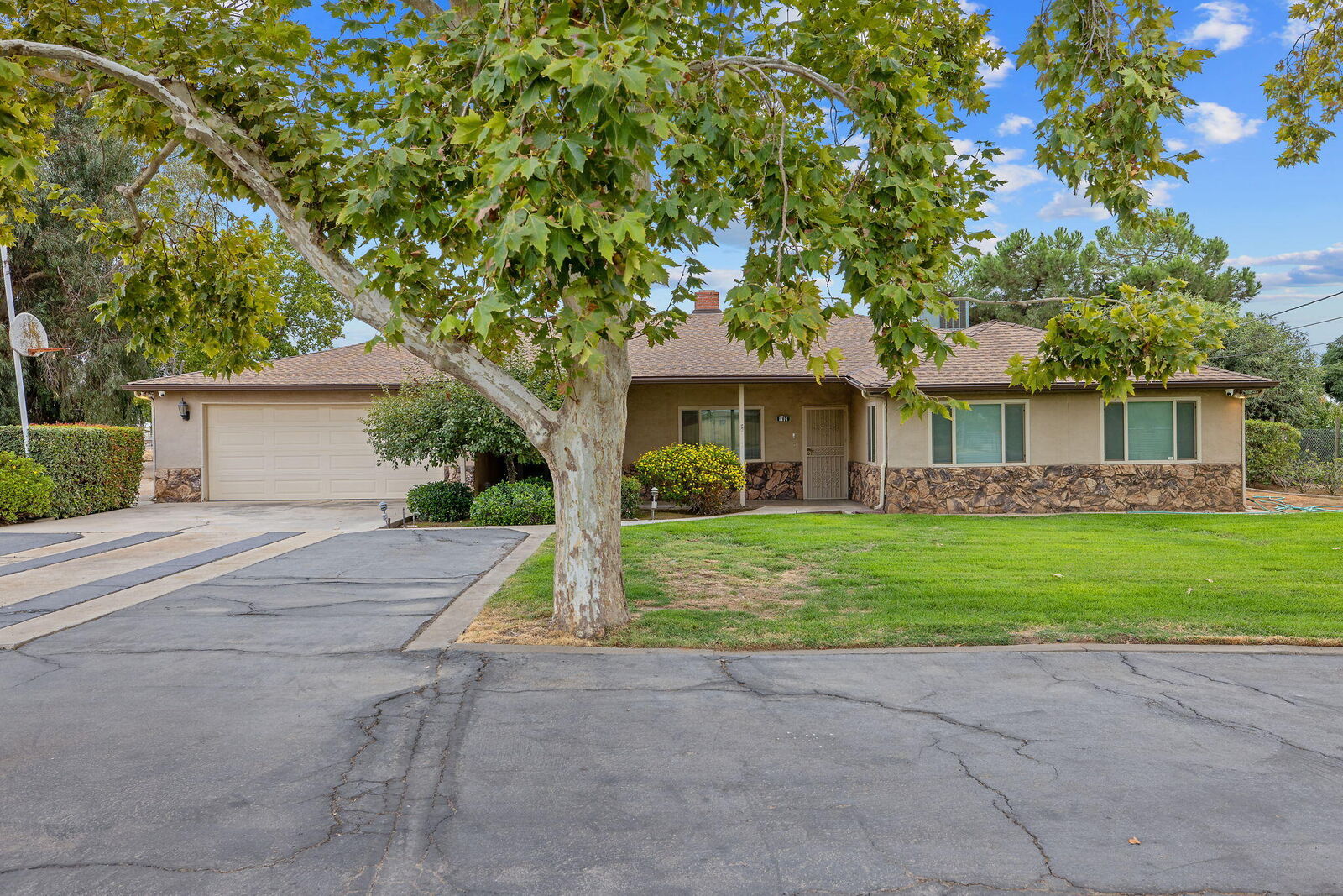 Property Photo:  1714 N Blythe Avenue  CA 93722 