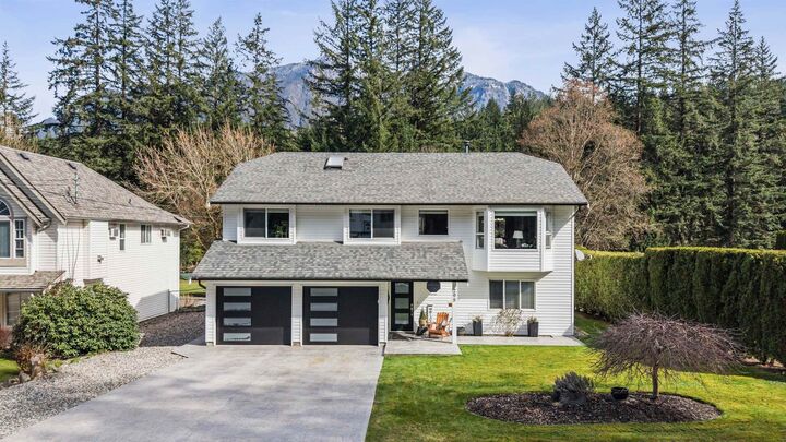 295 Forrest Crescent — photo 1
