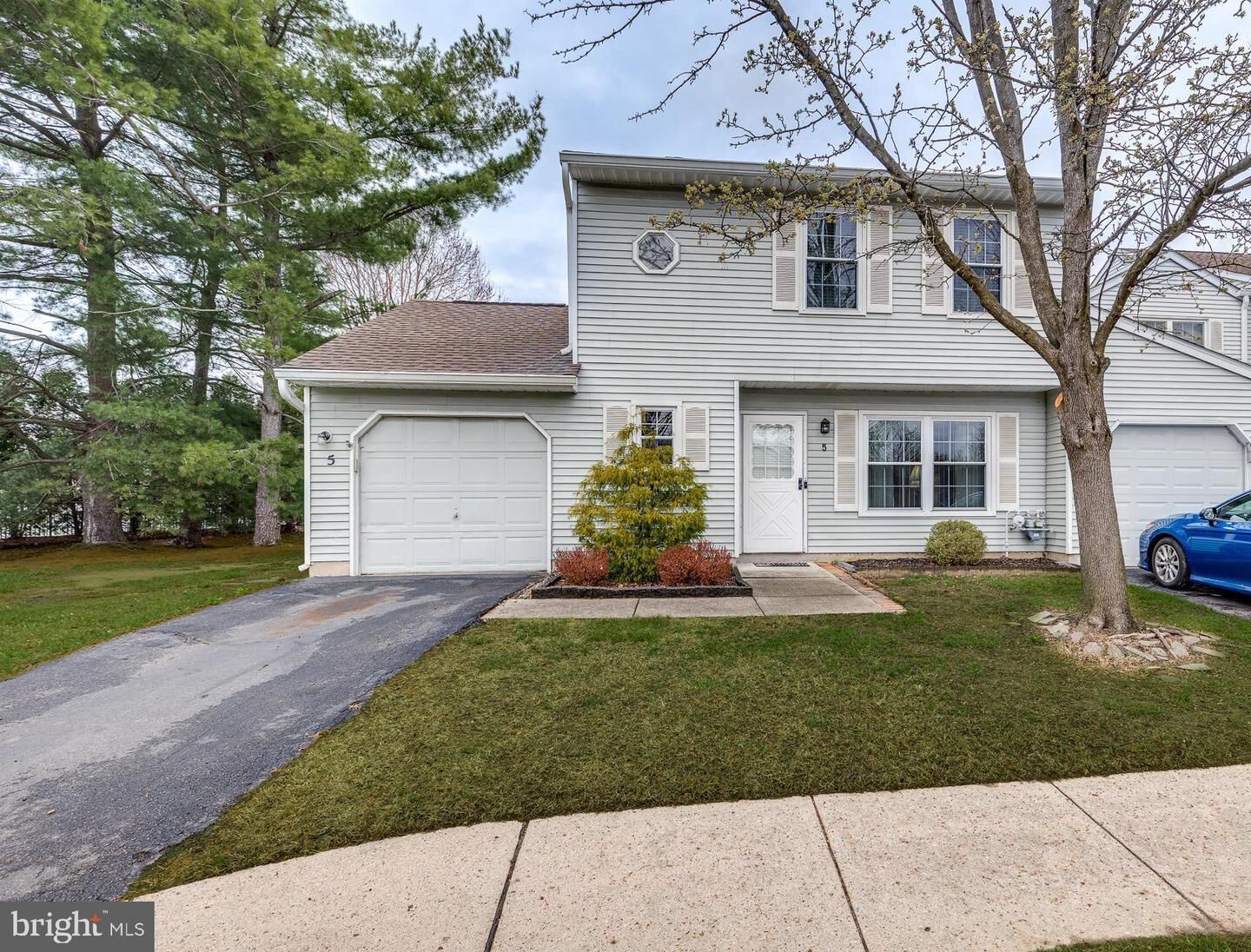 Property Photo:  5 Berkshire Court  NJ 08505 