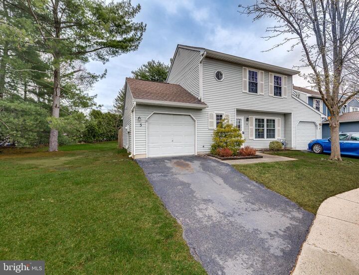 Property Photo:  5 Berkshire Court  NJ 08505 
