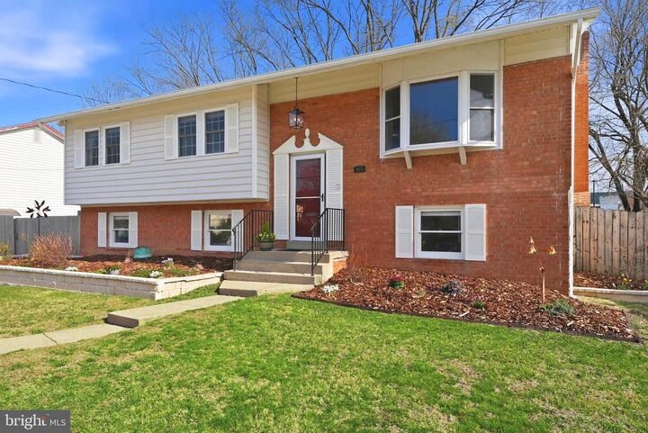 Property Photo: 805 Norwood Lane VA 22191