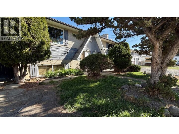 Property Photo: 640 642 Courtenay Crescent Crescent BC V2B 1Z6