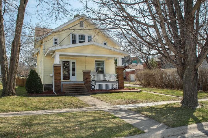 Property Photo:  216 4th St NE  IA 50677 