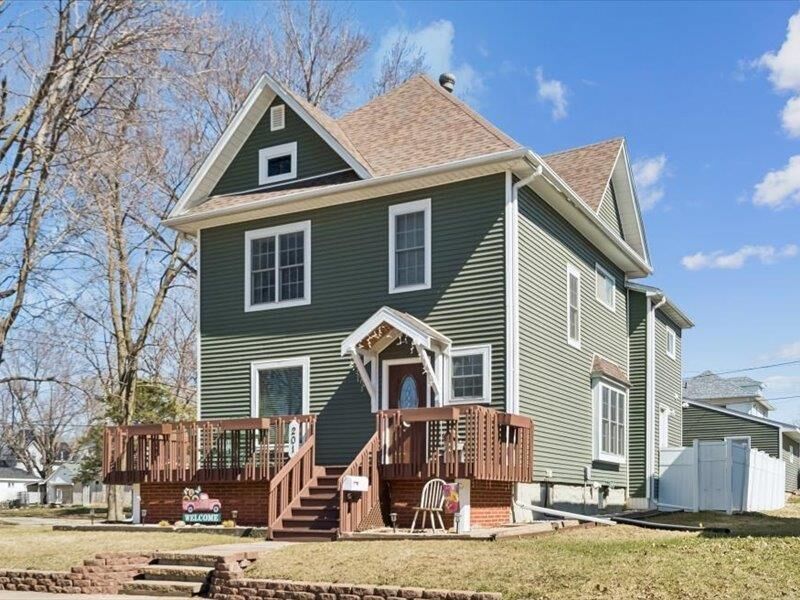 Property Photo:  201 3rd Ave SE  IA 50662 