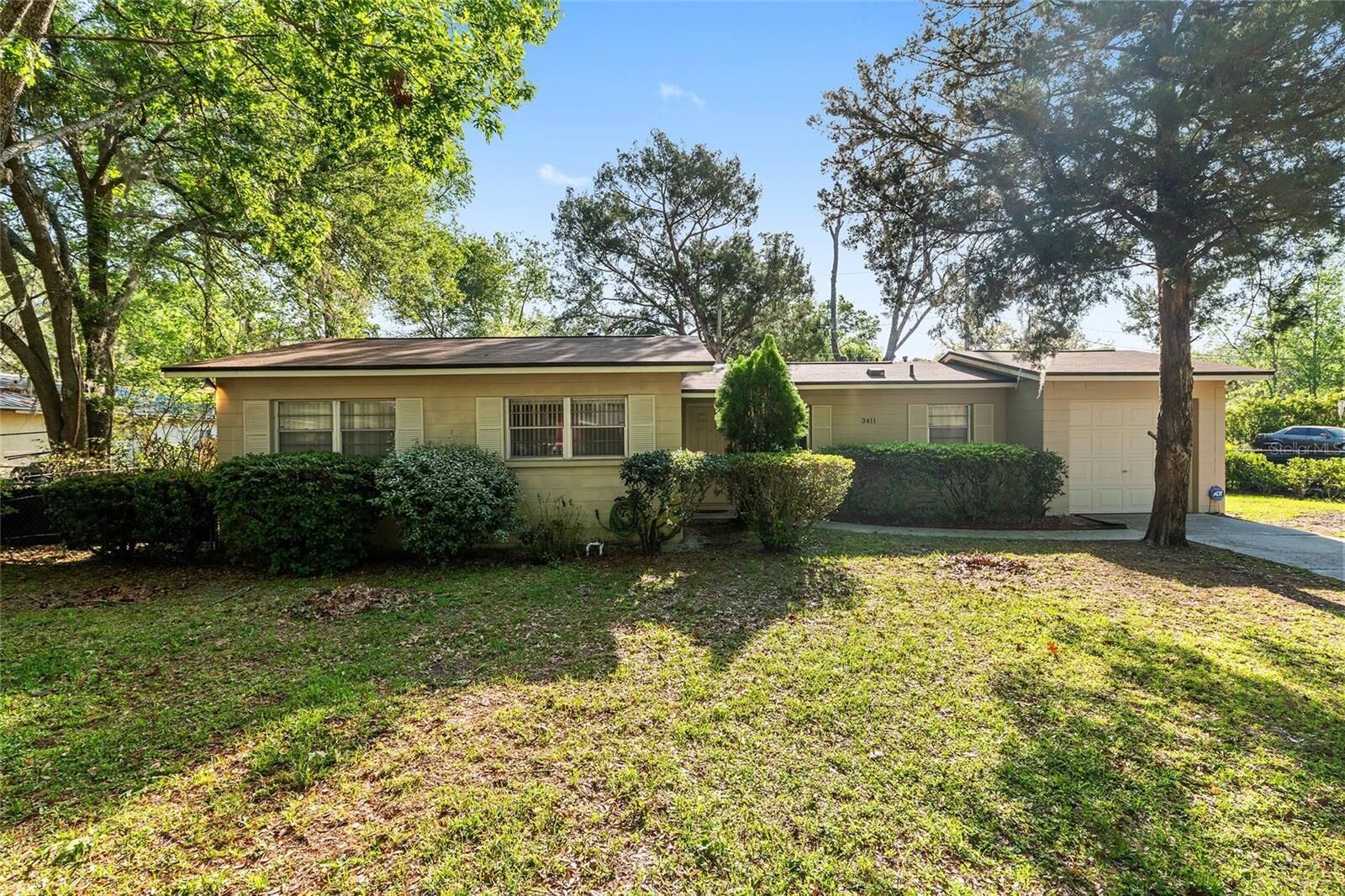 Property Photo:  3411 NE 11th Terrace  FL 32609 