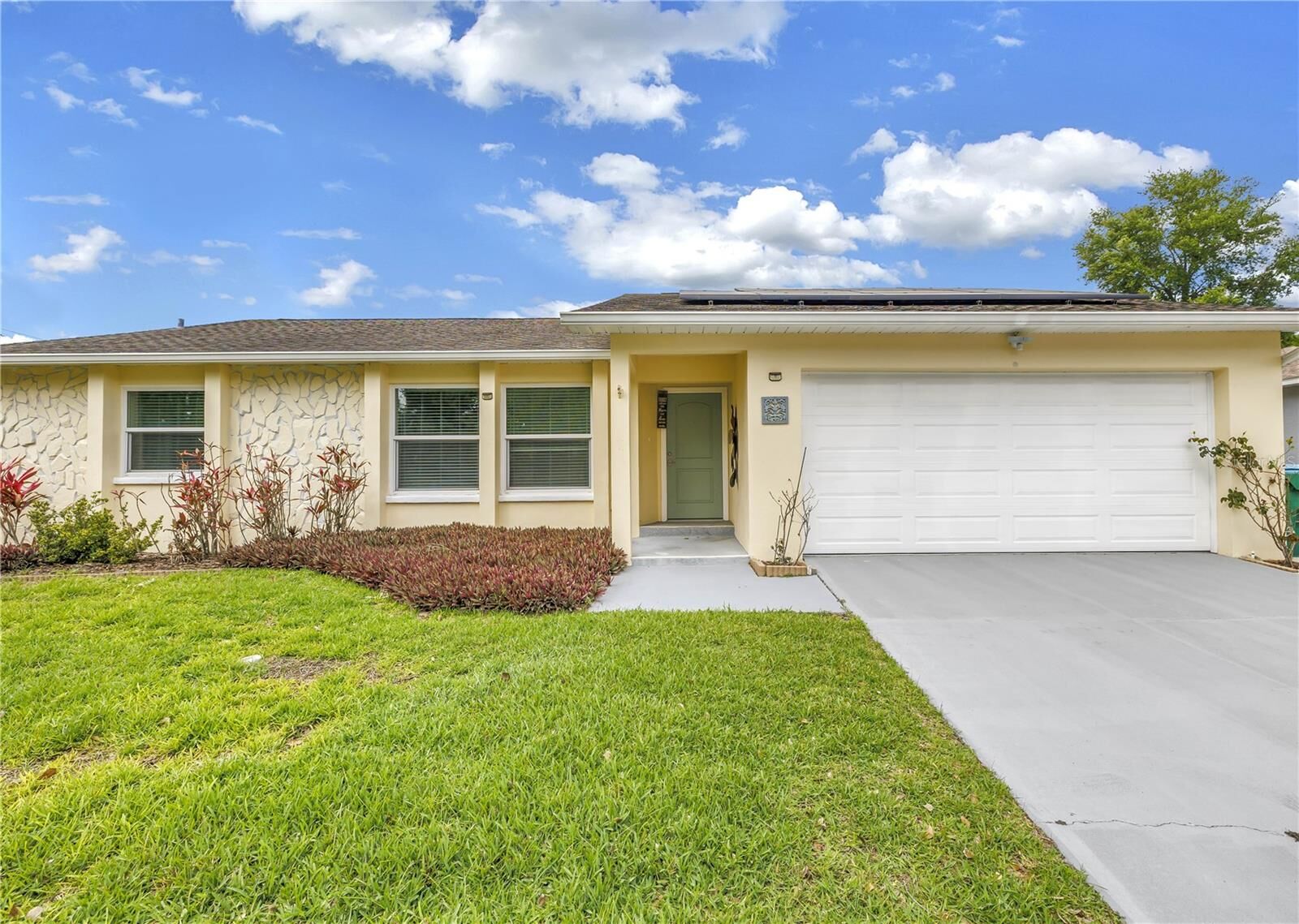 Property Photo: 143 Cherry Laurel Drive FL 34683