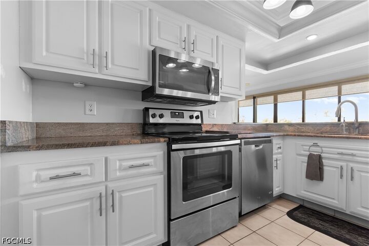 Property Photo:  5665 Trailwinds Drive 621  FL 33907 