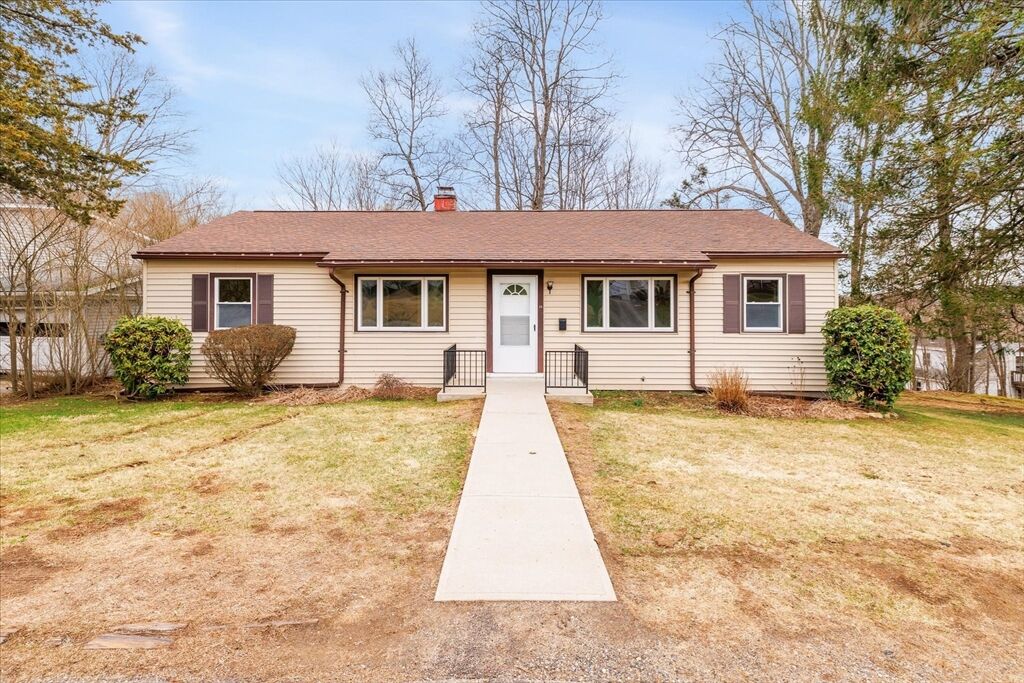 Property Photo: 26 Roosevelt Dr MA 01550