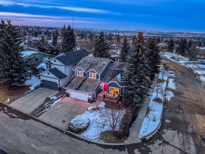 Photo de la propriété:  76 Stradbrooke Way SW  AB T3H 1S5 