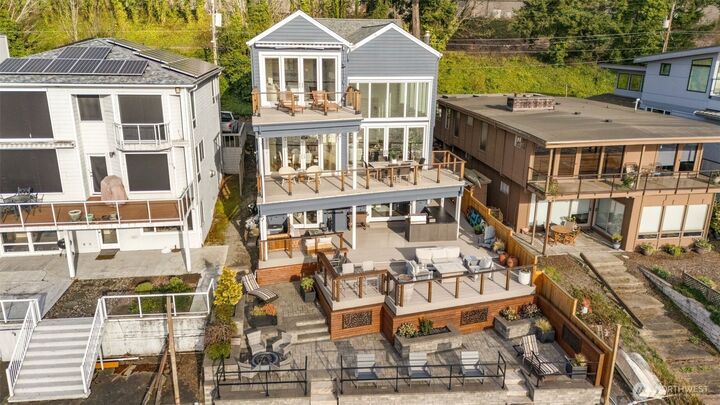 Property Photo:  6007  Hazelwood Lane SE  WA 98006 