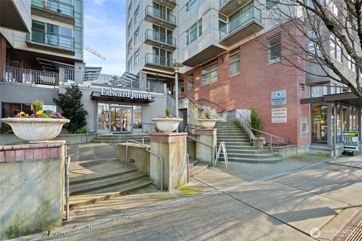 Property Photo:  1100  106th Avenue NE 508  WA 98004 