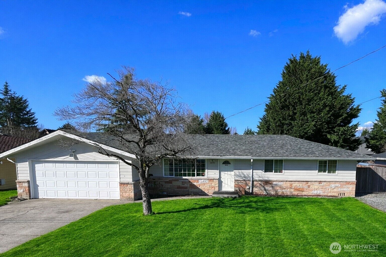 Property Photo: 11220 SE 212th Street WA 98031