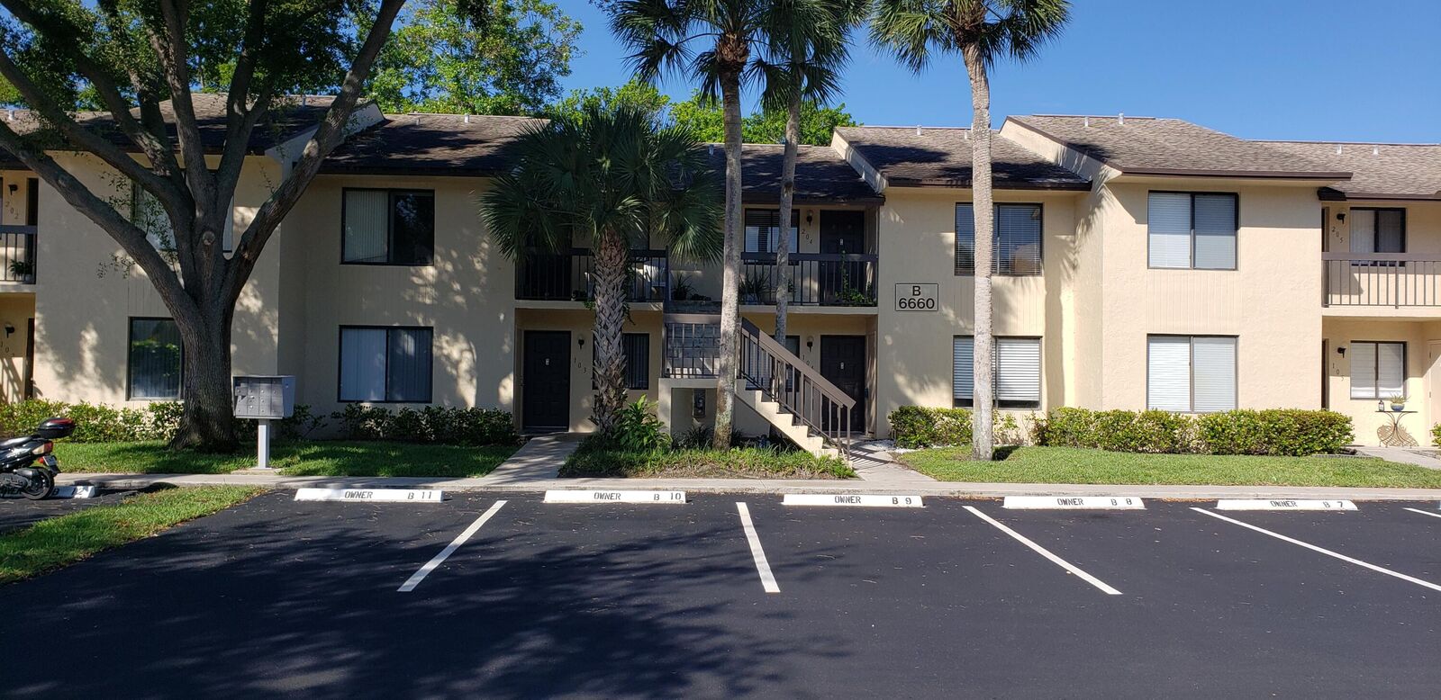 Property Photo:  6660 Somerset Drive 104  FL 33433 