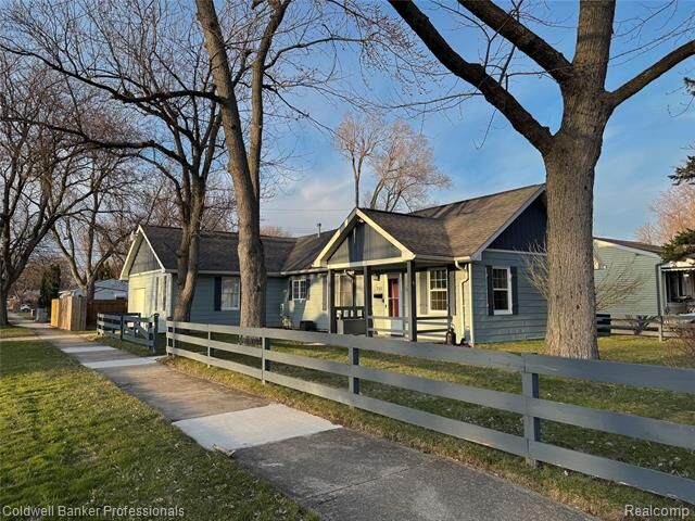 Property Photo:  715 E Tennyson Avenue  MI 48340 