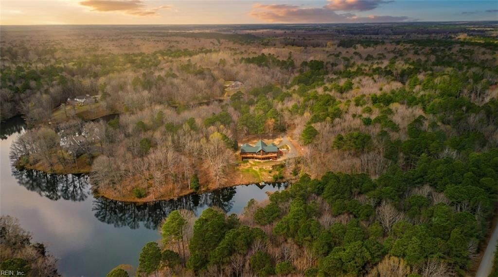 Property Photo: 10020 Pond Ridge Ln VA 23061